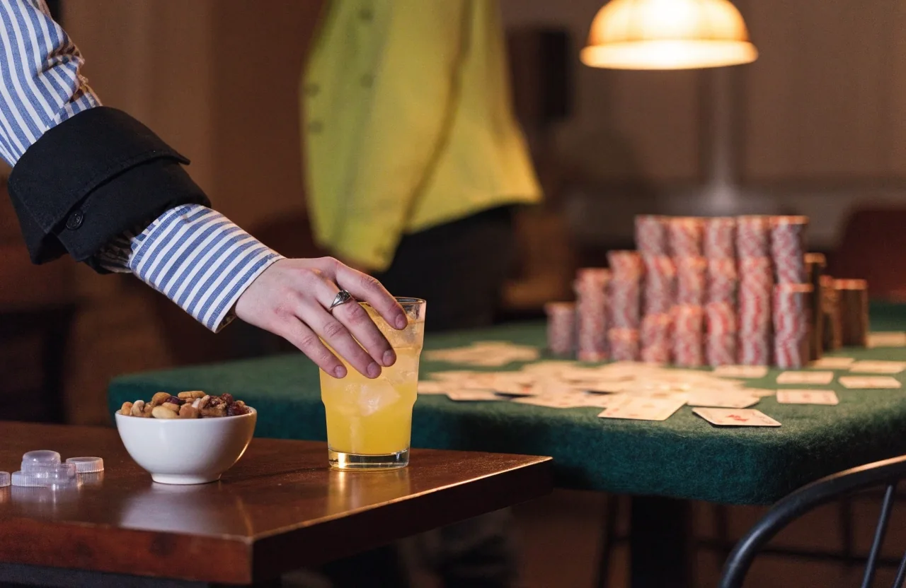 Klidný kout lounge kavárny Polního Pavilonu se šálkem espressa, domácí limonádou a malým občerstvením