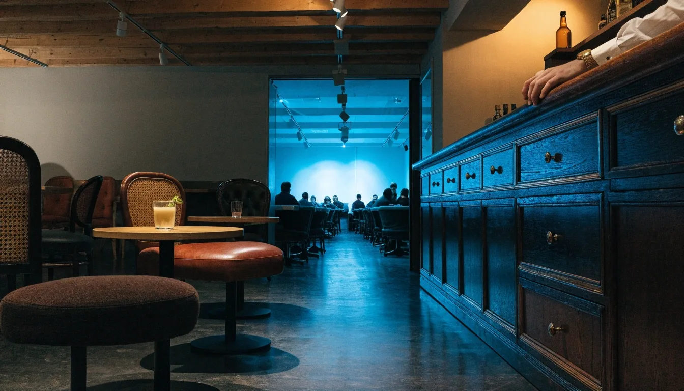 Přední část lounge a vstup do herny za barem Polního Pavilonu